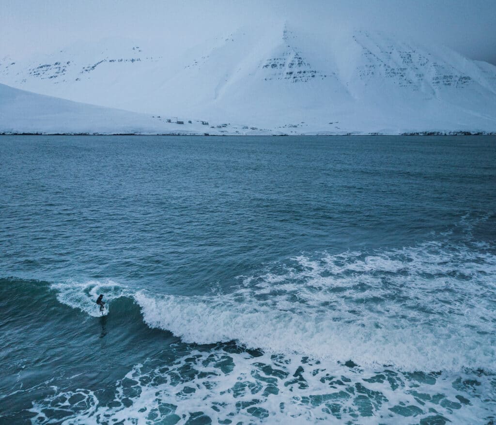 Seul dans l'eau en Islande